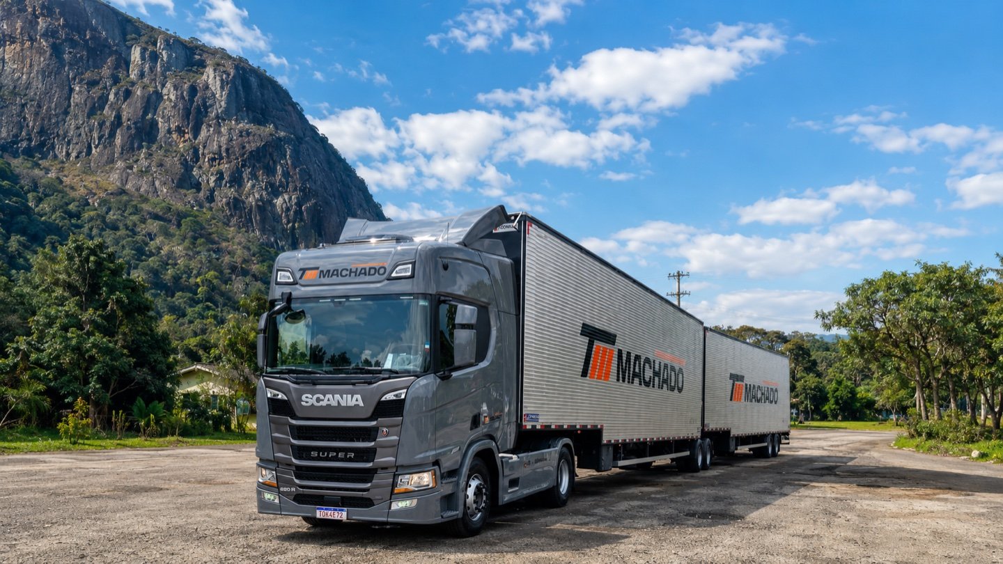 Bitrem da Transportadora Machado estacionado diante de uma formação rochosa