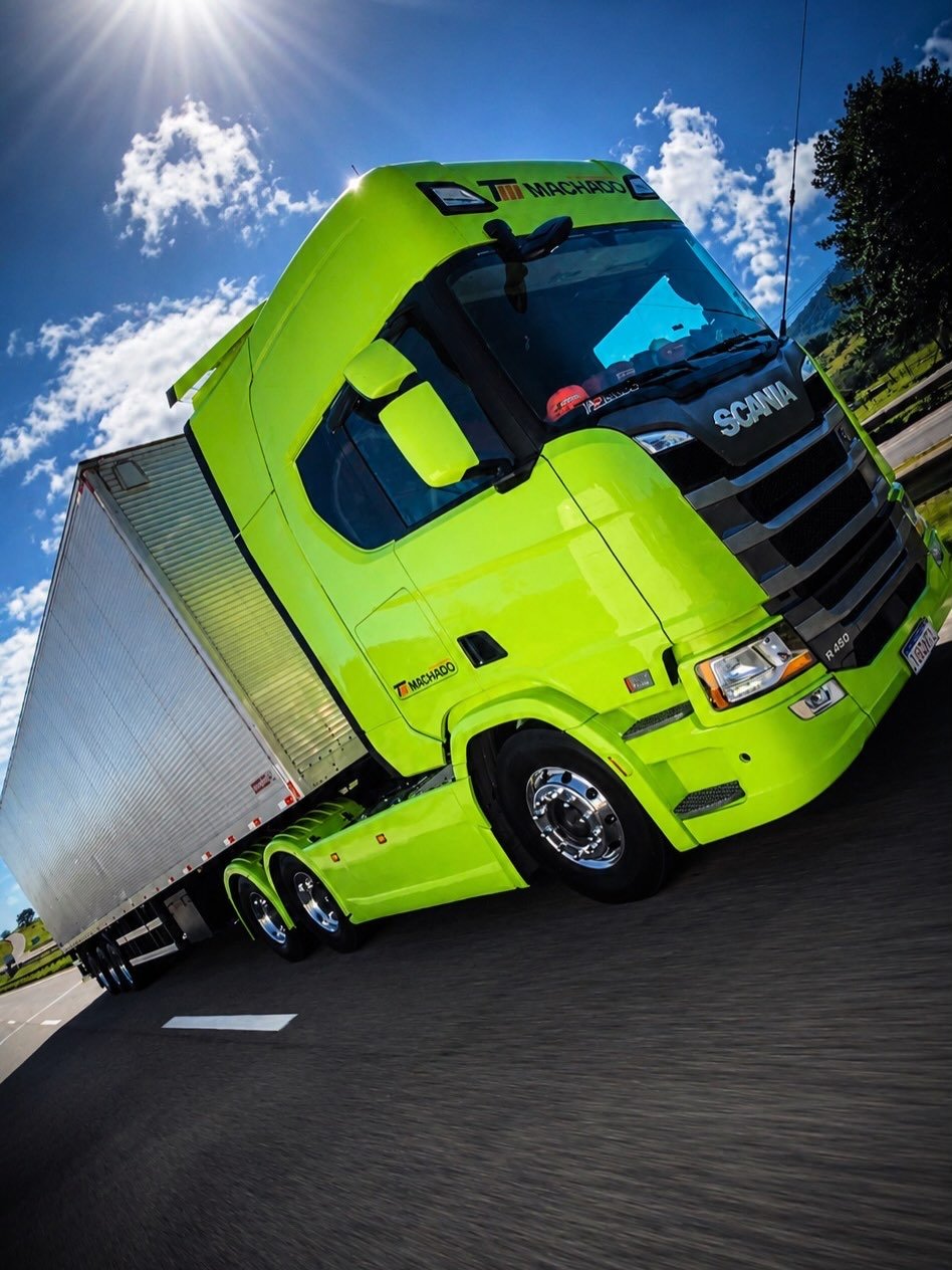 Scania da Transportadora Machado percorrendo rodovia sob céu aberto